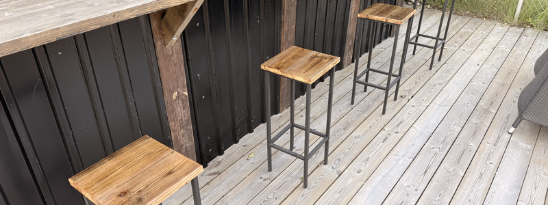 Kylskåp och barstolar